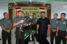 Dua Warga Aceh Serahkan Senjata AK 47 dan AK 45 ke TNI