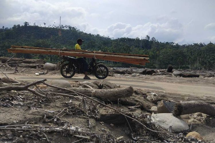 Kayu Gelondongan di Banjir Sumatera Dimanfaatkan Jadi Material Huntara
