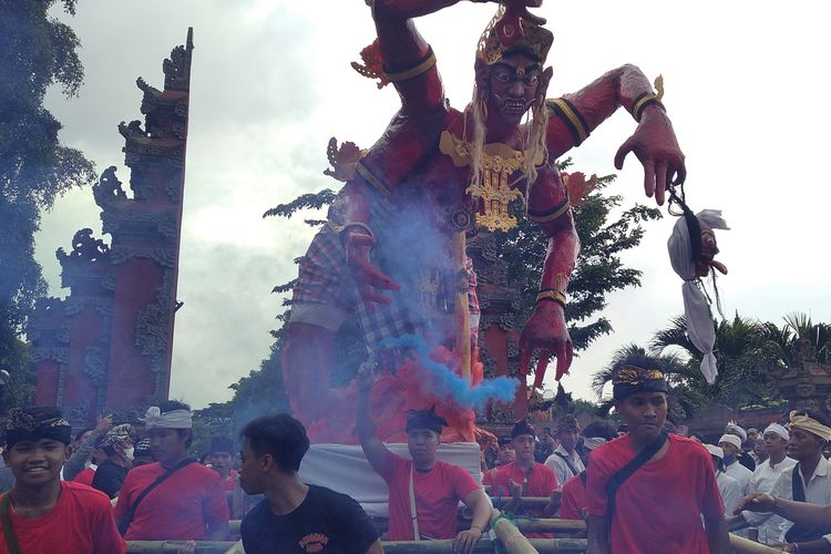 Ogoh-ogoh butha abang yang diarak dalam rangkaian acara Pawai Seni Ogoh-Ogoh di Pura Segara Kenjeran pada Jumat (28/3/2025).