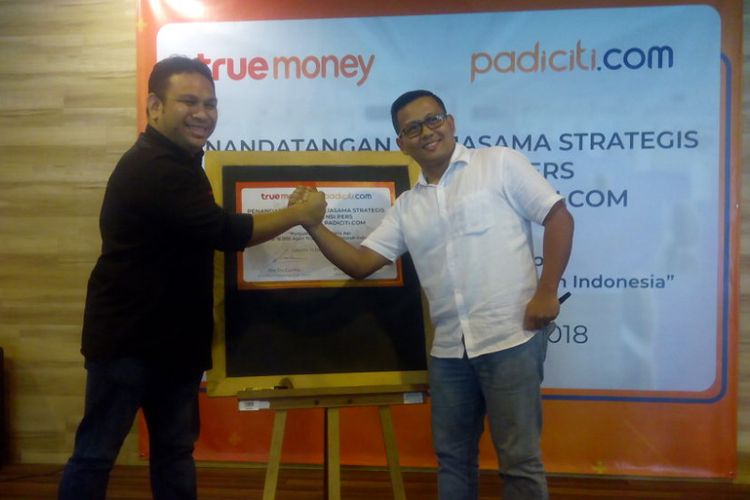 Direktur TrueMoney Indonesia, Rio da Cunha (kiri) dan Direktur Utama Indo Corpora Investama, Budi Santoso Asmadi (kanan) berfoto bersama usai meneken nota kerja sama di Grand Rubina Business Park, Jakarta Selatan, Selasa (11/12/2018).