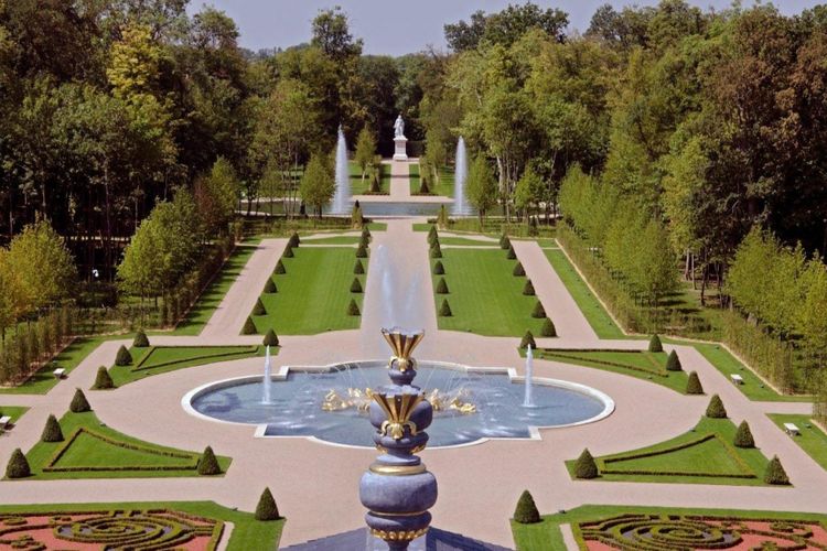 Beginilah penampilan taman utama di Chateau Louis XIV yang konon dibeli Pangeran Mohammed bin Salman.