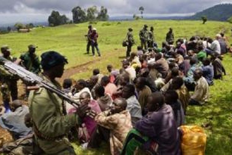 Tentara Kongo menjaga para anggota kelompok pemberontak M23 yang menyerah, di Rutshuru, sebelah timur kota Goma
