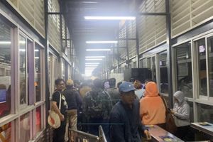 Jakarta Macet dan Hujan Deras, Belasan Bus Transjakarta Mengular di Halte Mampang Prapatan