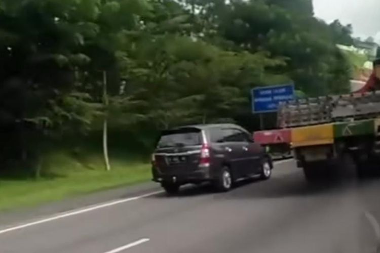 Innova terguling setelah mendahului lewat bahu jalan