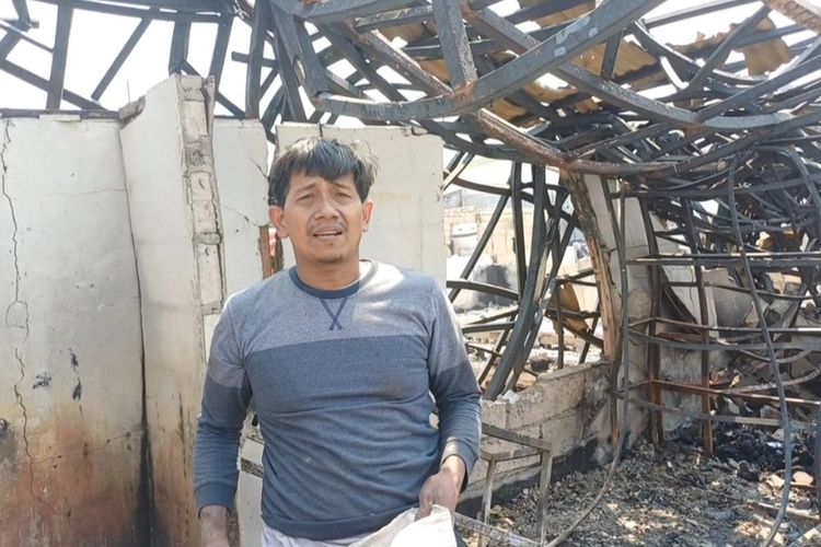 Salah satu korban kebakaran bernama Kartono (49) saat ditemui Kompas.com di rumahnya yang kini sudah menjadi arang, RT 01/RW 03, Kapuk Muara, Penjaringan, Jakarta Utara pada Senin.   