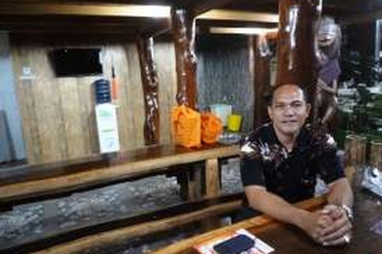 Robert Sianipar, pemilik pertenunan Ulos Sianipar di Medan, Sumatera Utara.