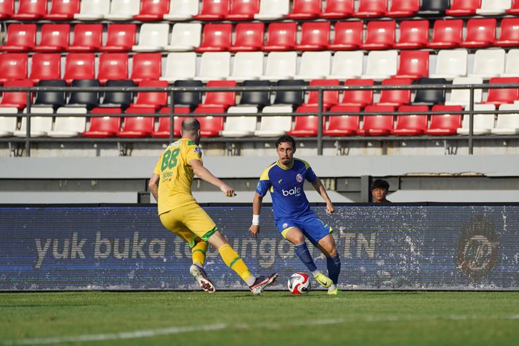 Aksi Gustavo Franca dalam duel pekan ke-30 Super League 2025-2026 Arema FC vs Persebaya di Stadion Kapten I Wayan Dipta, Gianyar, Bali, 28 April 2026.