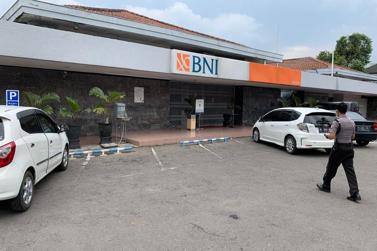 DITUTUP—Kantor BNI Cabang Madiun ditutup sementara setelah 10 pegawainya terpapar covid-19. Bank milik pemerintah ditutup sejak hari ini hingga Kamis (20/1/2022).