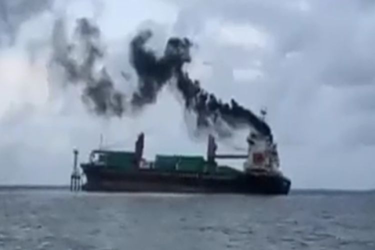 Sebuah kapal kargo bermuatan kontainer dari Kota Makassar tujuan Jakarta menabrak mercusuar kecil dan terumbung karang di perairan Pulau Samalona, Kota Makassar, Sulawesi Selatan (Sulsel).