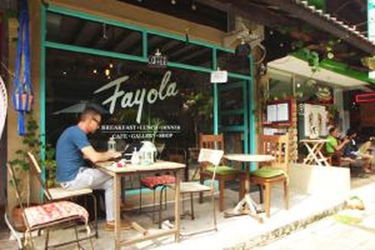 Fayola, sebuah kafe kecil untuk melepas lelah di Jl. Raya Seminyak, Gang 14, Blok E, Bali.