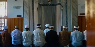 Hukum Imam Salat Sambil Duduk, Boleh atau Tidak? Ini Penjelasan Muhammadiyah