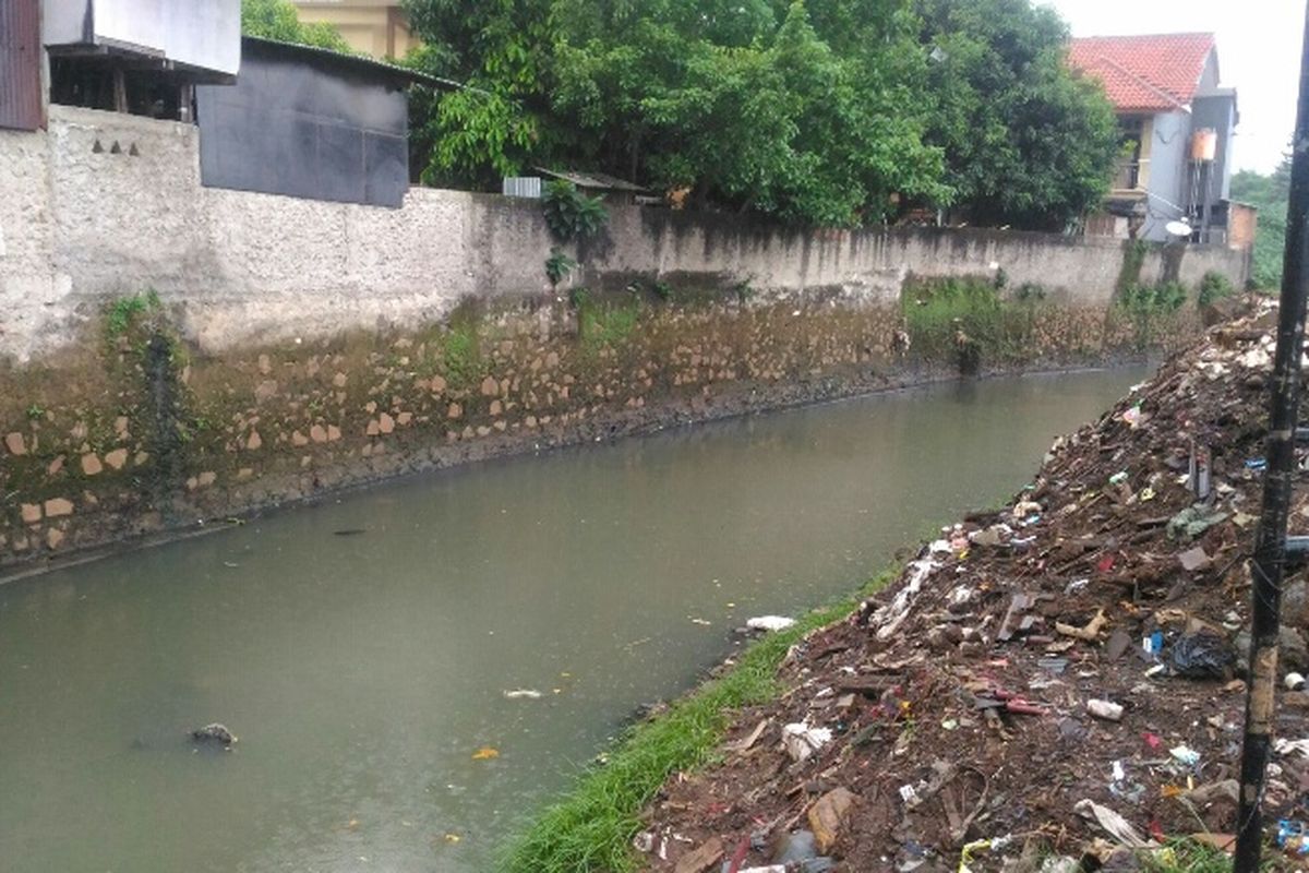 Kali Mampang di Jalan Kemang Utara IX, Mampang, Jakarta Selatan.