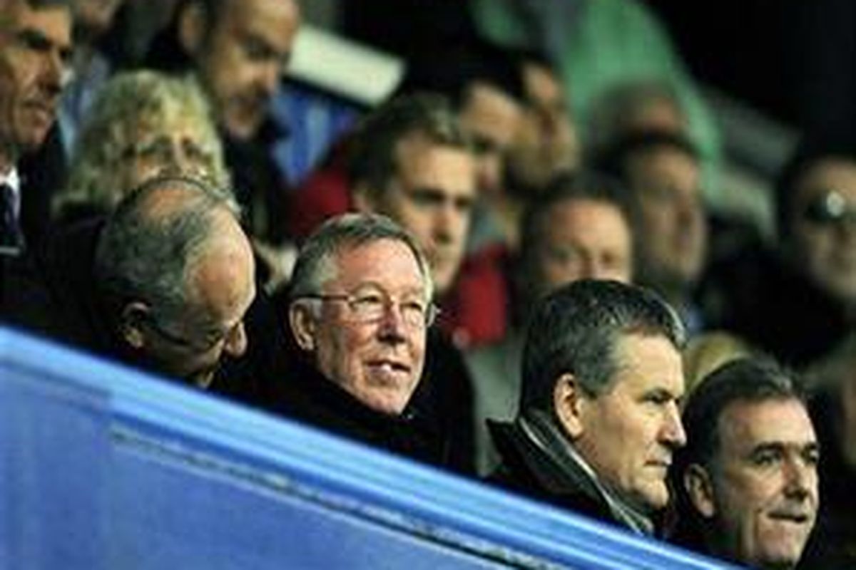 Pelatih Manchester United, Alex Ferguson (kedua dari kiri), terpaksa melihat anak-anaknya bertandingan melawan Portsmouth dari tribun penonton, Sabtu (28/11). 