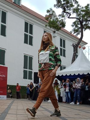 Salah satu koleksi desainer Delina Darusman yang dipamerkan pada pembukaan Faith Fashion Fusion: Womend Stylr in Australia, di Museum Sejarah Jakarta, Kamis (1/3/2018).