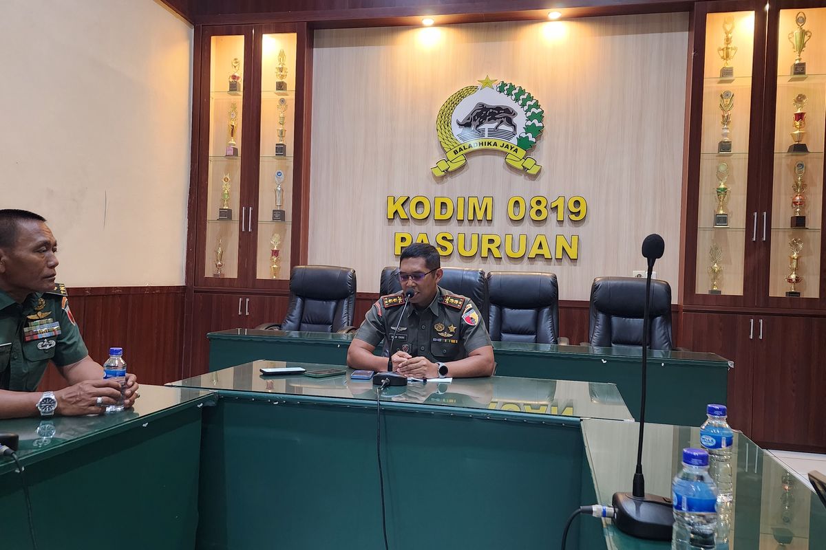 Komandan Kodim 0819 Pasuruan, Letkol Arh Noor Iskak, sedang menjelaskan jenis amunisi yang meledak di truk TNI saat terbakar di Tol Gempol-Pandaan, Selasa (06/05/2025).