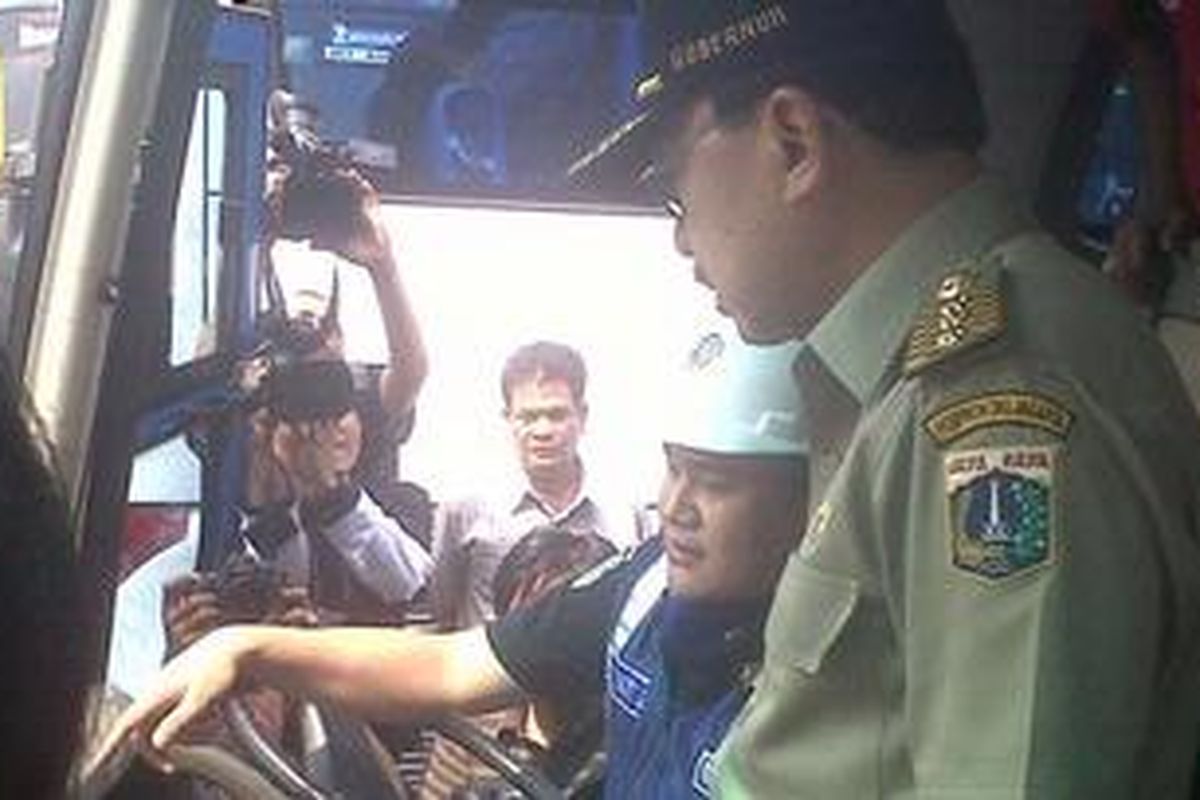 Gubernur DKI Jakarta Fauzi Bowo meninjau mudik Lebaran dan kesiapan layanan angkutan mudik di Terminal Pulogadung. Tampak Foke sedang mengecek salah satu bus yang akan diberangkatkan dari Terminal Pulogadung. Selasa (14/8/2012).