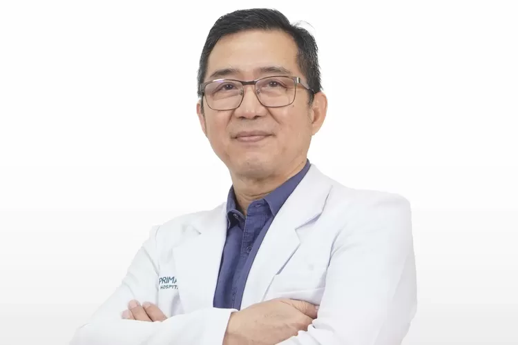 Dokter spesialis penyakit dalam konsultan gastroenterohepatologi di Primaya Hospital Kelapa Gading, dr. Suwito Indra, Sp.PD-KGEH, FINASIM.