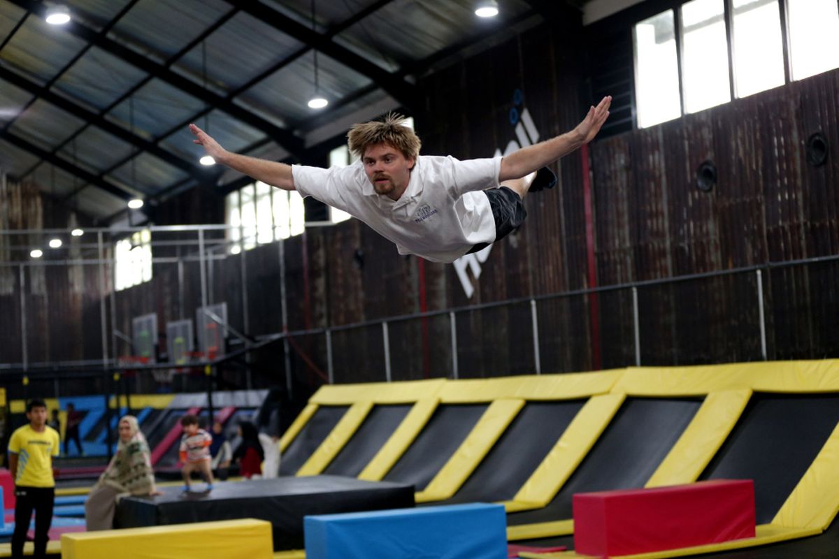 Peraih medali emas gimnastik dan trampolinis, Greg Roe memperlihatkan ketrampilannya bermain trampolin saat sesi pelatihan di Houbii Adventure Park, Jakarta, Rabu (24/5/2017). Greg akan melatih staf dan pengunjung yang ingin mendapatkan kesempatan untuk untuk meningkatan kemampuan mereka bermain trampolin. KOMPAS IMAGES/KRISTIANTO PURNOMO