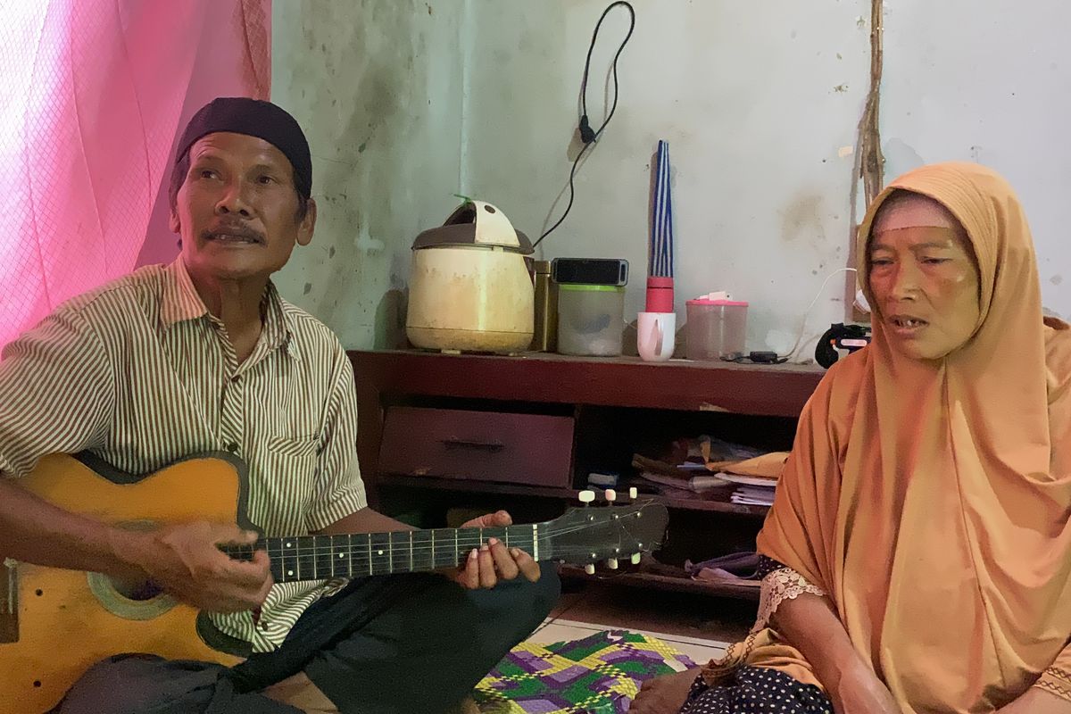 Syam Pernama (kiri) bersama sang isteri ketika berada di rumah mereka dan hendak memainkan gitar sambil bernyanyi. Kamis (10/10/2024) siang.