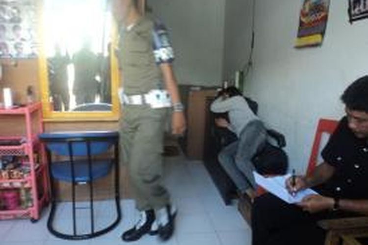 Aparat Satuan Polisi Pamong Praja (Satpol PP) di Kabupaten Bone, Sulawesi Selatan tengah merazia salah satu salon kecantikan yang diduga kerap dijadikan ajang prostitusi. Selasa, (24/09/2013).