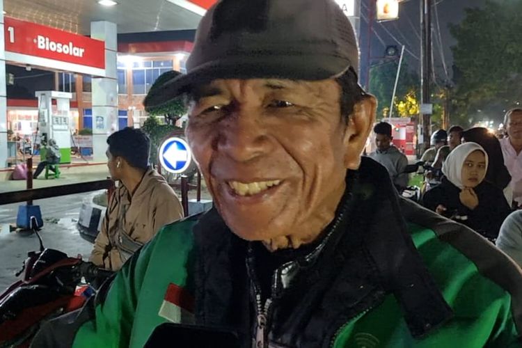 Cerita Ojol Lansia Antre BBM Berjam-jam di Sumut, Terpaksa Tolak Orderan karena Tak Punya Bensin