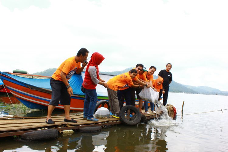 Kegiatan di sela touring tiga chapter Terios Rush Club Indonesia (Teruci), yaitu Jakatarubs, Loks, dan Ciayumajakuning di Kuningan, Jawa Barat, pada 16 - 17 Februari 2018. 
