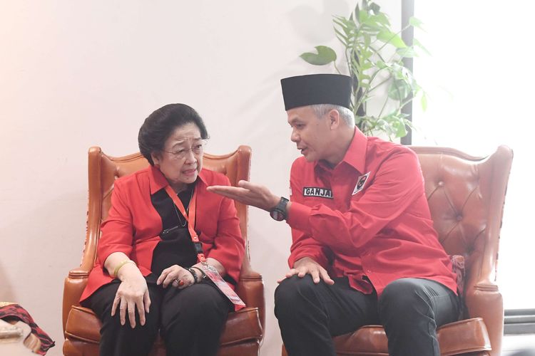 Ketua Umum PDI Perjuangan Megawati Sukarnoputri  berbincang dengan bakal Capres Ganjar Pranowo (kanan) saat sesi konferensi pers Rakernas PDI Perjuangan di Jakarta, Selasa (6/6/2023). Rakernas PDI Perjuangan yang berlangsung 6-8 Juni 2023 itu mengangkat tema fakir miskin dan anak-anak terlantar dipelihara oleh negara.