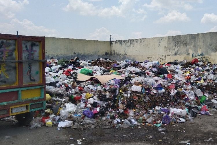 Sampah warga dibiarkan menumpuk TPS Kaligayam, Kecamatan Talang Kabupaten Tegal, Jawa Tengah gegara pemdes setempat menunggak e-Retribusi Rp 69 juta ke Pemkab Tegal, Rabu (29/11/2023)
