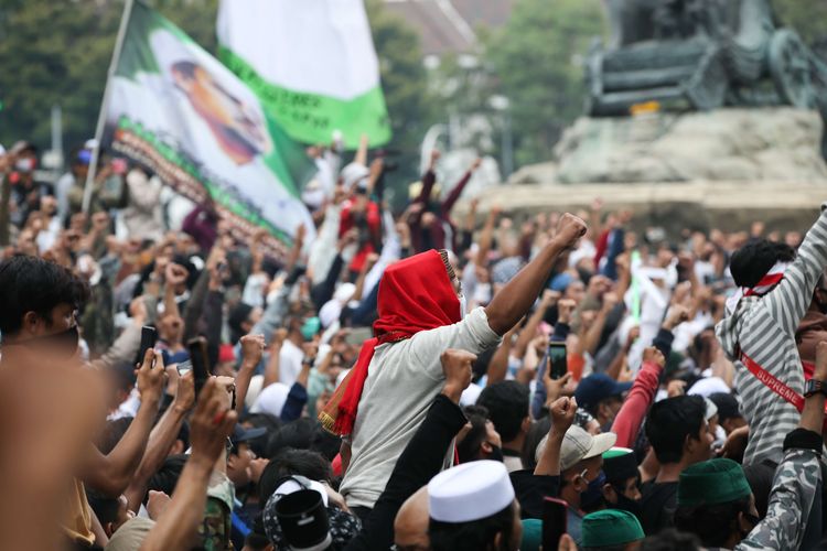 Massa demonstran dari Persaudaraan Alumni 212 dan sejumlah kelompok organisasi masyarakat (ormas) saat demonstrasi menolak UU Cipta Kerja di Patung Kuda, Jakarta, Selasa (13/10/2020).