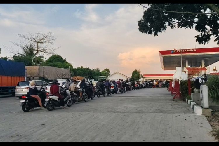 Pertalite Langka di Riau, Warga Antre Mengular dari Subuh di SPBU