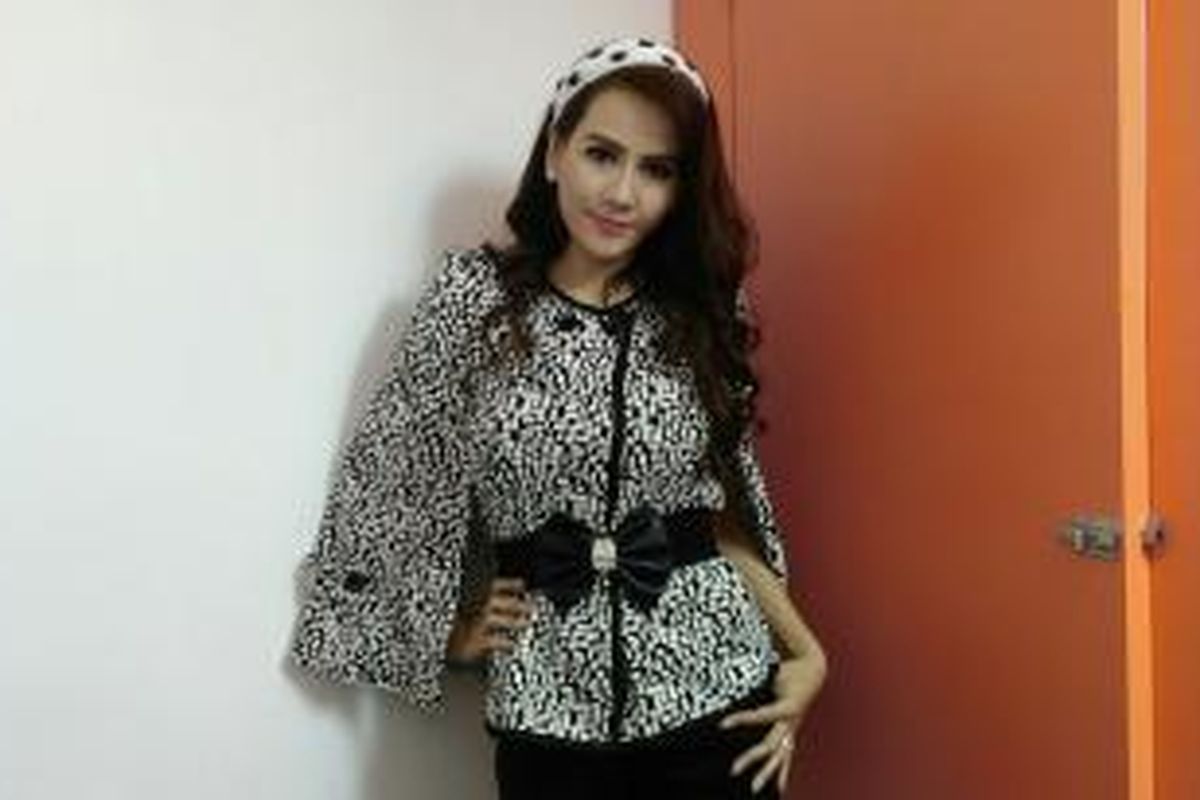 Nita Thalia diabadikan usai mengisi acara di studio TransTV, Jakarta Selatan, Selasa (13/10/2015) sore.