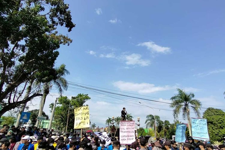 Ratusan warga dan mahasiswa Kabupaten Seluma, Provinsi Bengkulu, menggelar unjuk rasa di kantor gubernur protes penolakan aktifitas pertambangan di Desa Pasar Seluma, Senin (4/7/2022).