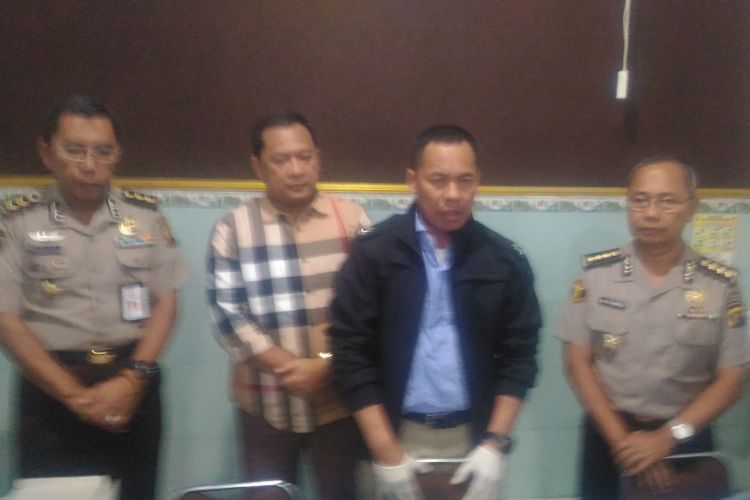 Kapolda Sumsel Irjen Pol Zulkarnain Adinegara (tengah) saat memberikan keterangan beberapa waktu lalu.