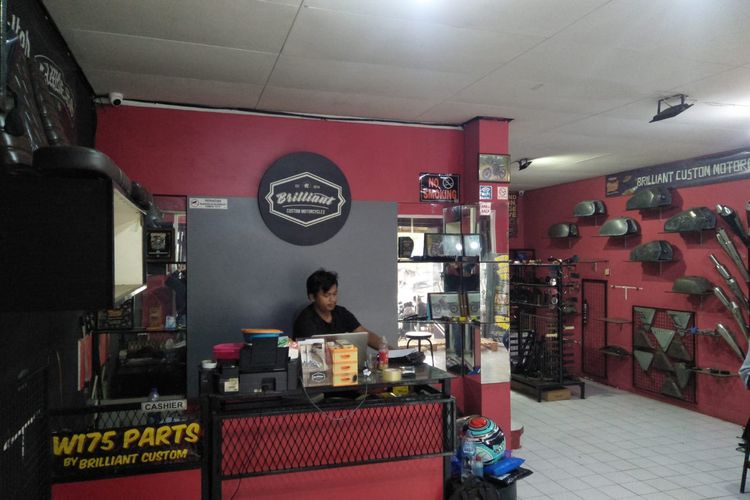 Showroom Briliant Custom Motorcycles di Jalan Limo Raya, Limo, Depok dibobol maling, Senin (7/2/2022)