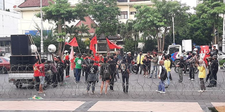 Ilustrasi aksi demonstrasi Hari Buruh Internasional yang diperingati 1 Mei digelar di depan Kantor Gubernur Jawa Tengah pada Sabtu (21/5/2022).