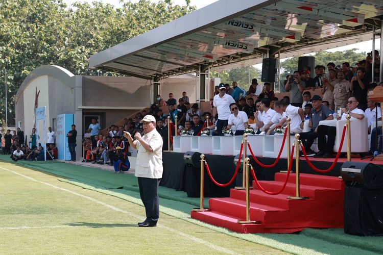Calon presiden (Capres) nomor urut 2 Prabowo Subianto saat berpanasan meresmikan pembukaan turnamen U-17 Nusantara Open 2023 di Bekasi, Kamis (14/12/2023). 
