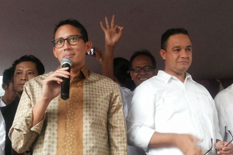 Calon wakil gubernur DKI Jakarta nomor pemilihan tiga Sandiaga Uno bersama cagub pasangannya, Anies Baswedan saat menghadiri sebuah acara yang digelar di Kantor DPW Partai Gerindra Jakarta Pusat, Kamis (27/4/2017).