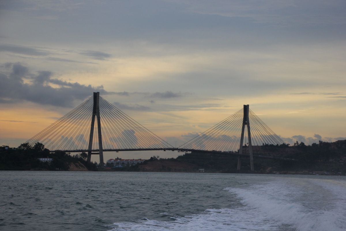 Jembatan Barelang merupakan salah satu ikon Kota Batam, Kepulauan Riau. Tidak sedikit wisman yang berkunjung ke Batam, pasti selalu menyempatkan diri ke jembatan tersebut.