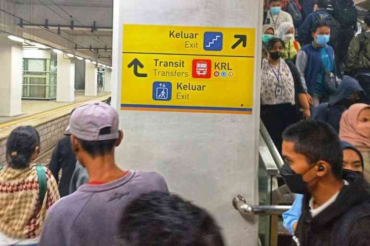 Tiang beton Stasiun Manggarai yang mempersempit ruang gerak dan area tunggu penumpang yang sedang transit. Tiang beton ini menambah risiko tidak aman penumpang saat berdesak-desakan di peron menunggu kereta datang.