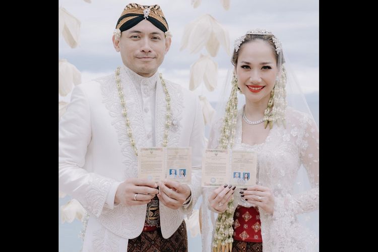 Penyanyi Bunga Citra Lestari alias BCL resmi menikah dengan Tiko Aryawardhana pada hari ini, Sabtu (2/12/2023). Pernikahan tersebut berlangsung di Amankila, Bali.