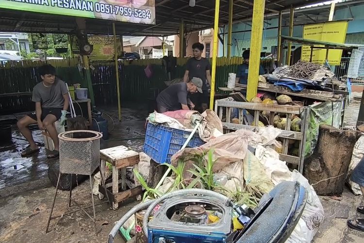 Kayu Gede Tangsel Banjir, Dagangan Warga Hanyut Tak Terselamatkan