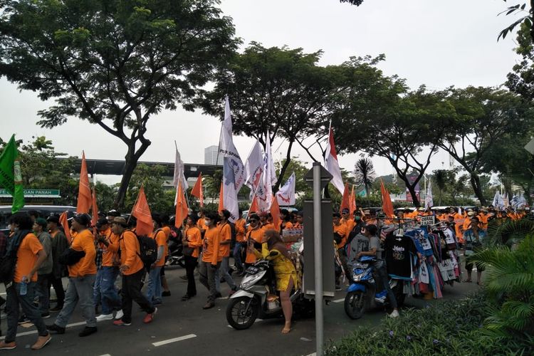 Elemen buruh yang memperingati may day fiesta 20222 mulai bergerak ke arah Gedung DPR/MPR RI untuk lakukan longmarch, pada Sabtu (14/5/2022) 