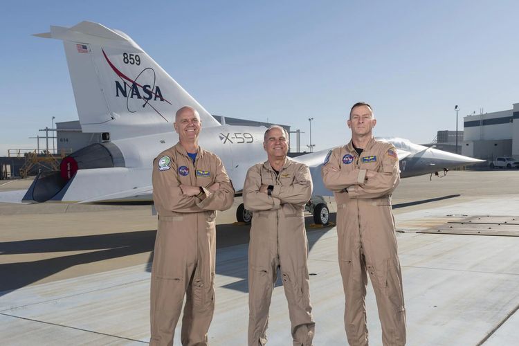 Pilot uji coba NASA, Nils Larson (kiri), James Less (kanan), dan pilot uji coba Lockheed Martin, Dan Dog Canin (tengah), berpose dengan X-59 yang baru saja selesai dicat di Lockheed Martin Skunk Works, Palmdale, bulan lalu.