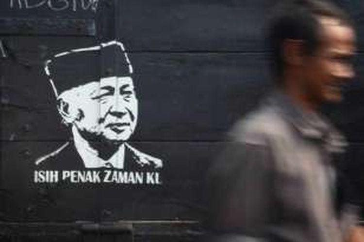 Warga melintas di depan bak truk bergambar presiden kedua RI, Soeharto, di kawasan Pondok Bambu, Jakarta Timur, Sabtu (25/5/2013). *** Local Caption *** Berakhirnya Orde Baru
Warga melintas di depan bak truk bergambar mantan Presiden RI kedua, Soeharto di kawasan Pondok Bambu, Jakarta, Sabtu (25/5). Rezim Orde Baru di bawah kepemimpinan Soeharto tumbang 15 tahun yang lalu. Hal ini menandai dimulainya era Reformasi yang berlangsung hingga saat ini. 

Kompas/Riza Fathoni (RZF)
25-05-2013