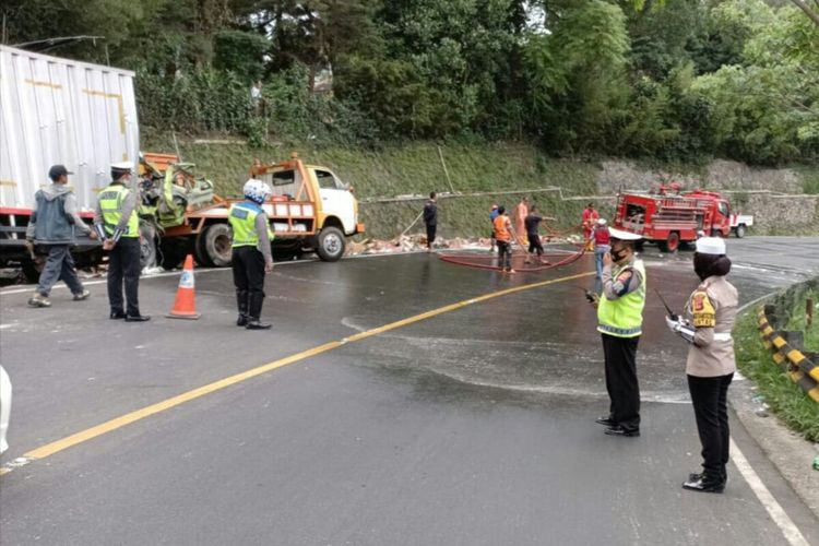 Truk boks menabrak tebing di jalut Puncak Ciloto Cianjur, Jawa Barat, Selasa (18/8/2020) yang mengakibatkan sopir tewas.