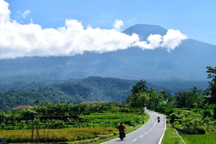 Panorama Gunung Slamet di Jawa Tengah.