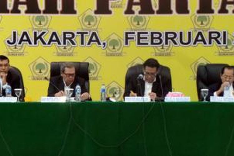 Majelis Mahkamah Partai Golkar (dari kiri ke kanan) Djasri Marin, Andi Mattalata, Muladi, dan Natabaya memimpin sidang sengketa kepengurusan partai di kantor DPP Partai Golkar, Slipi, Jakarta, Rabu (11/2/2015).