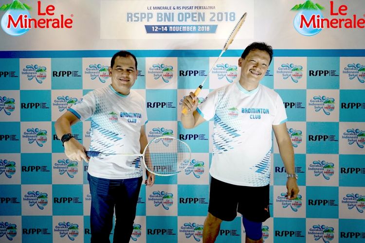 Regional Sales Promotion Manager Le Minerale Dolphin Siregar (kiri) dan Direktur Rumah Sakit Pusat Pertamina dr. Haris Tri Prasetyo, SpPD (kanan) saat peluncuran Turnamen Bulu Tangkis RSPP-BNI Open 2018 di Jakarta pada Rabu (14/11/2018).



                               