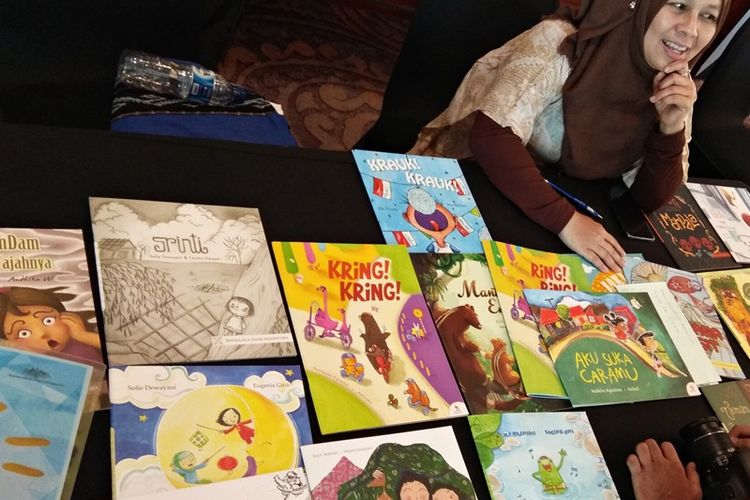 Sejumlah buku terbitan Litara yang dipamerkan dalam kegiatan INOVASI di Surabaya (07/11/2018). Di tengah minimnya ketersediaan buku untuk kelas awal, Litara telah menerbitkan 25 judul buku untuk anak anak usia 4 hingga 9 tahun secara swadaya.