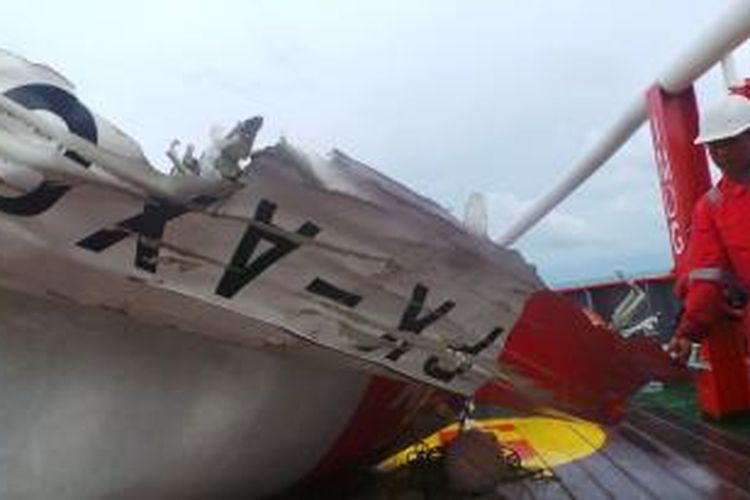 Bagian pesawat AirAsia QZ8501 yang bisa diangkat ke kapal Crest Onyx, Sabtu (10/1/2015) bertulisakan PK AXC alias no registrasi pesawat tersebut.